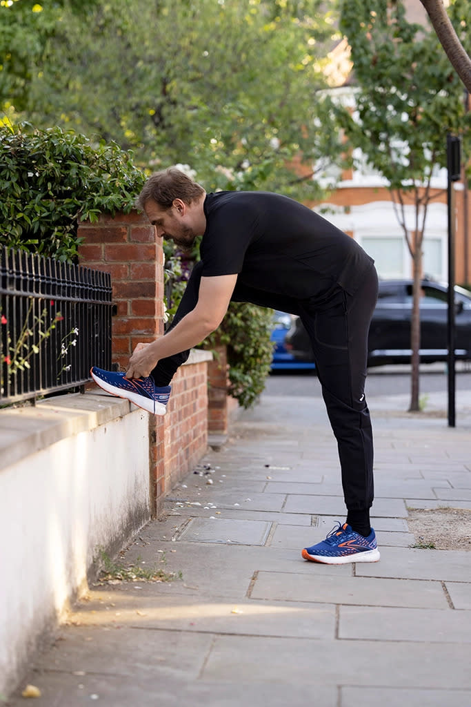 'Stranger Things' actor David Harbour laces up a pair of Brooks Glycerin 20 running shoes. (Source: Brooks)