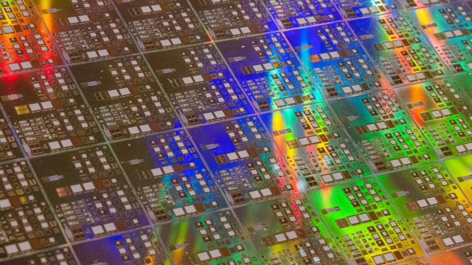 Una oblea de silicio en exhibición en la Institución de Investigación de Semiconductores de Taiwán de 2022 en Hsinchu.