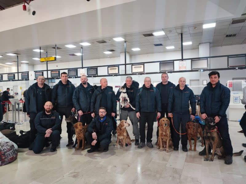 ▲斯洛維尼亞的救難人員以及搜救犬，各國網友紛紛湧入稱讚他們全都是英雄。（圖／Roman Starman臉書）