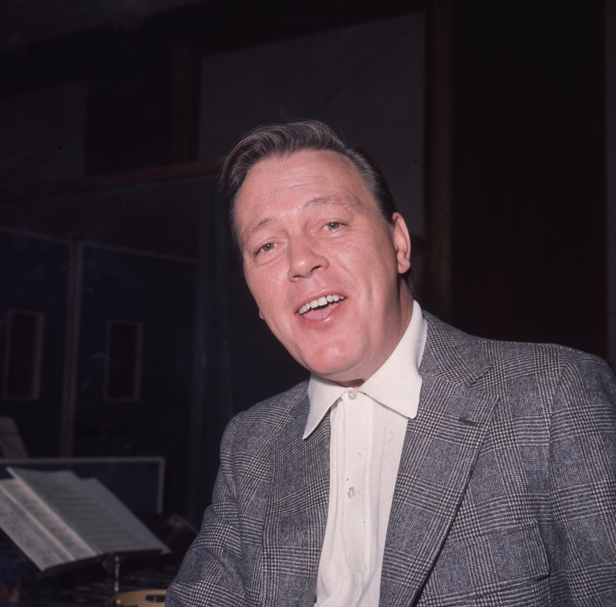 circa 1965:  English singer Matt Monro (1932 - 1985), best known for his hearty rendition of the theme tune for the James Bond film 'From Russia with Love'.  (Photo by Keystone/Getty Images)