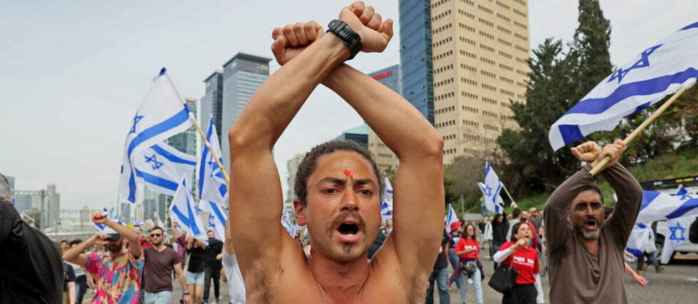 Des manifestants à Tel-Aviv, le 23 mars 2023, contre la réforme juridique controversée défendue par le gouvernement.  - Credit:Jack Guez/AFP