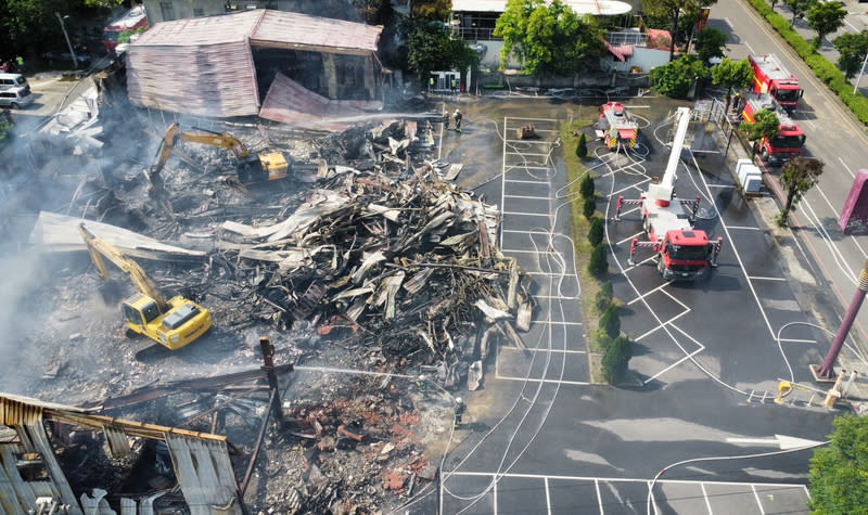 苗市連鎖火鍋店火警  一度復燃現場燒成廢墟 苗栗市一家連鎖品牌火鍋店20日發生火警，火勢在撲 滅後一度復燃且迅速擴大蔓延，消防局下午配合怪手 開挖將火勢完全撲滅，現場數百坪建築付之一炬，宛 如廢墟。 （苗栗縣消防局提供） 中央社記者管瑞平傳真  113年6月20日 