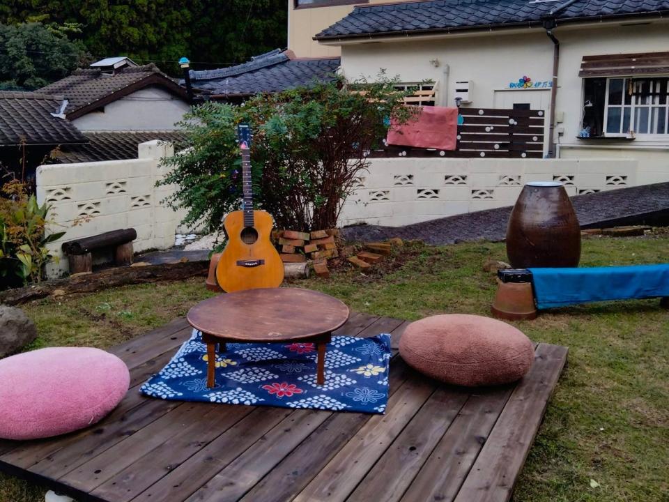 Der Garten vor der Lodge. - Copyright: Gilles Beaufils/Base Camp Imari