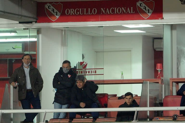 Pablo Moyano, en el palco, sufrió con Independiente 