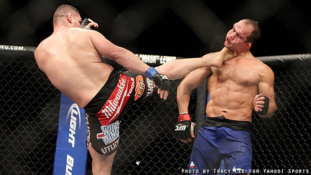 Cain Velasquez kicks Junior dos Santos in the face. (Courtesy: Tracy Lee for Y! Sports)