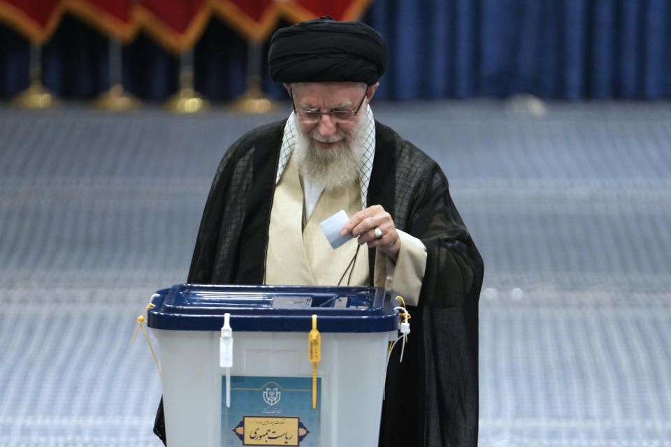 El líder supremo de Irán, el ayatolá Ali Jamenei, deposita su voto durante las elecciones presidenciales, en Teherán, Irán, el 28 de junio de 2024. (AP Foto/Vahid Salemi)