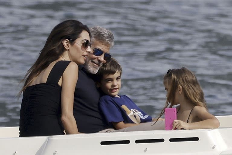 Clooney junto a su esposa y sus dos hijos