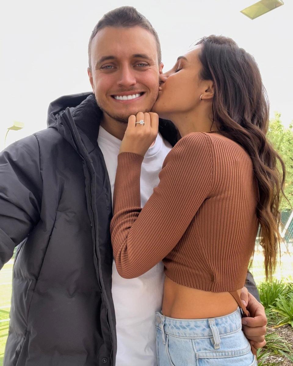 Kayla Itsines est fiancée à son petit ami Jae Woodroffe https://www.instagram.com/p/CgKxjKIhzVn/?igshid=YmMyMTA2M2Y%3D