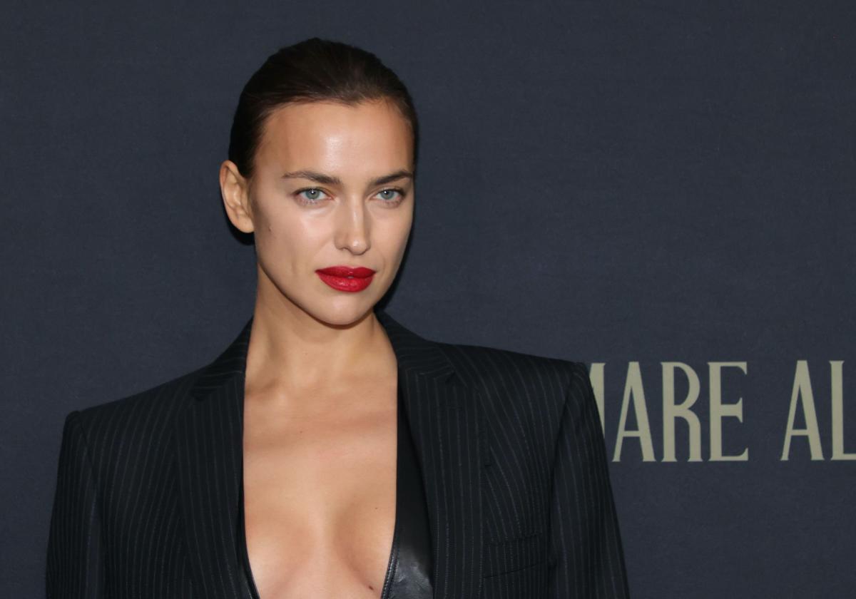 Irina Shayk Ose Le Total Look Cuir Façon Matrix 