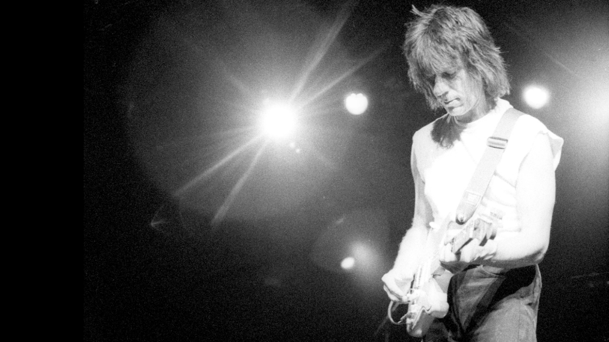  LOS ANGELES, CA - APRIL 17: Jeff Beck performs at the Universal Amphitheatre in Los Angeles, California on April 17, 1999. (Photo by Jim Steinfeldt/Michael Ochs Archives/Getty Images). 