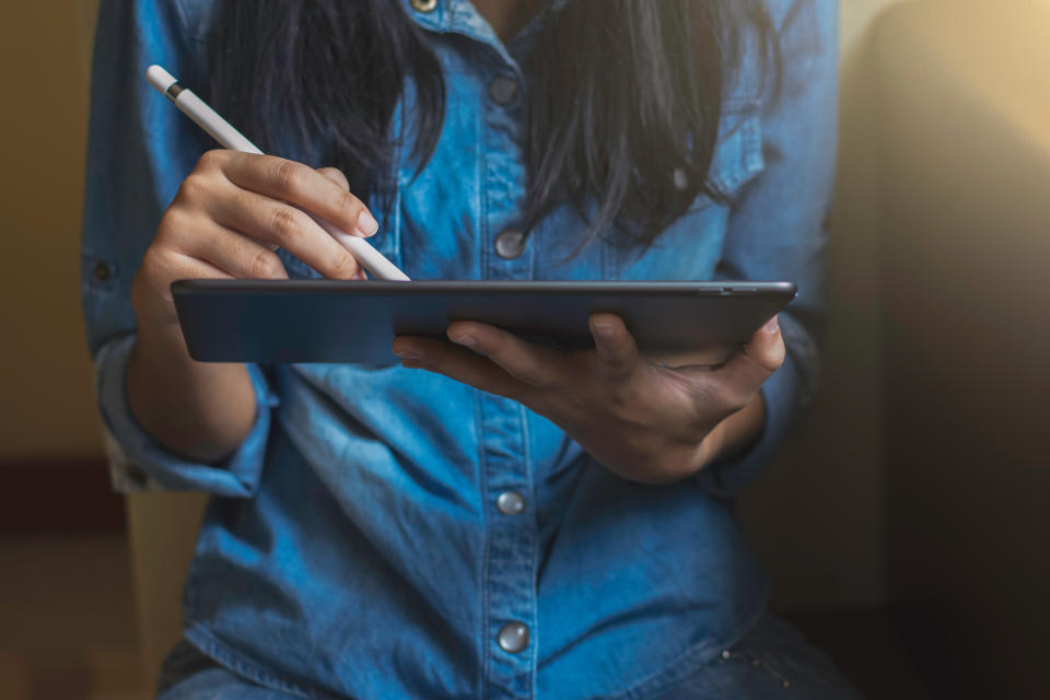 Der Apple Pencil ist die ideale Ergänzung zu deinem iPad. Mit ihm kannst du zeichnen, Notizen machen, Bilder bearbeiten oder Dokumente kommentieren (Bild: Getty).