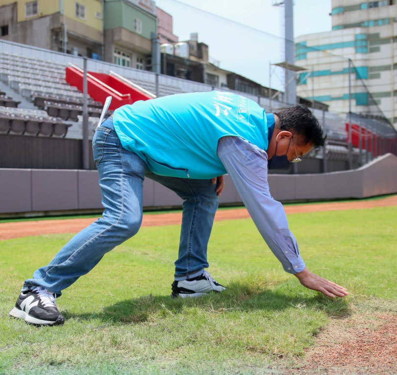 國民黨新竹市長參選人林耕仁很早即要求新竹市府完善棒球場地，不料還是發生球員受傷意外。（圖／翻攝林耕仁臉書）