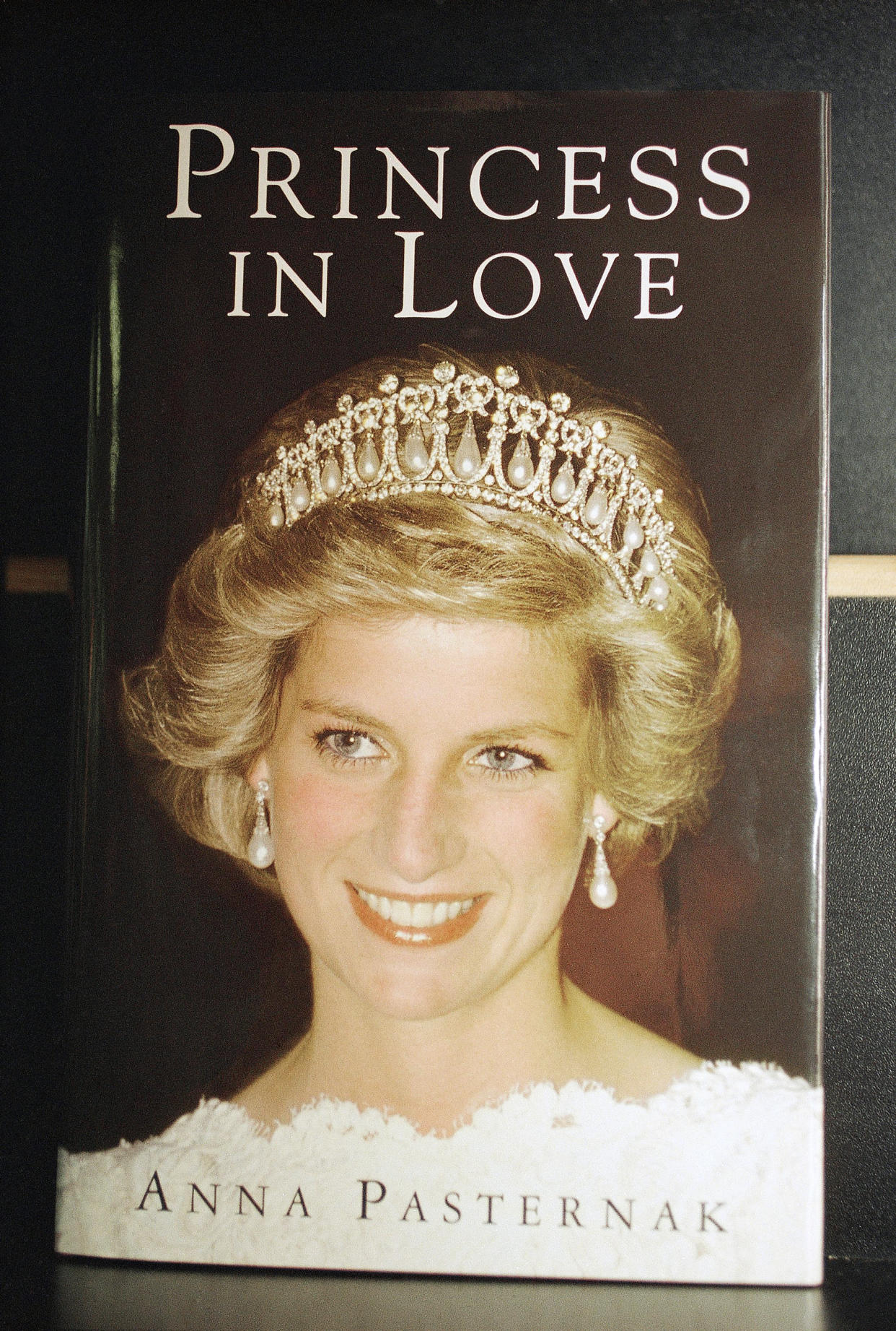 La portada del libro “Princess in Love” de Anna Pasternak, que cuenta la historia de James Hewitt, quien asegura haber sido el amante de Diana por varios años. (AP Photo/Alistair Grant)
