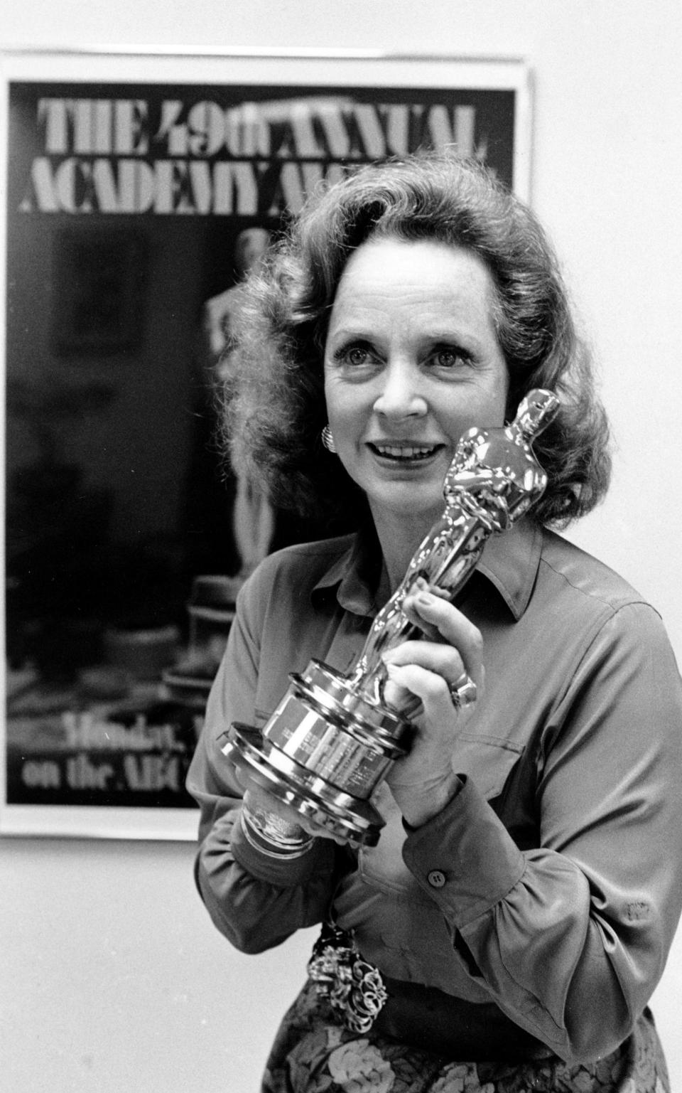 Beatrice Straight with her Oscar statuette in 1976 - AP