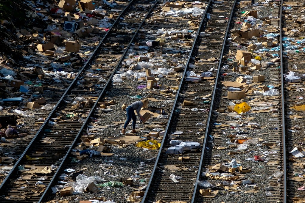 APTOPIX Train Cargo Thefts Los Angeles (Copyright 2022 Associated Press. All rights reserved.)