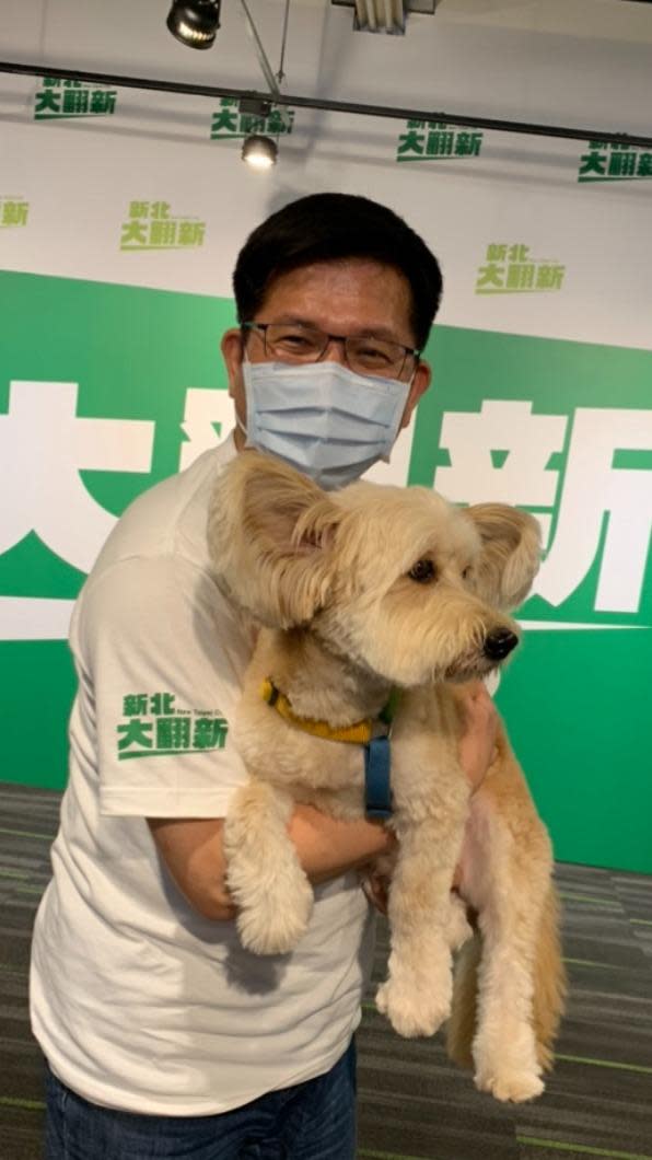 民進黨新北市長參選人林佳龍，拋出「寵物大療癒」政策。（圖/林佳龍辦公室提供）