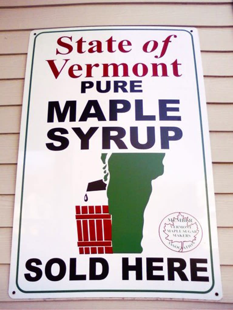 <p>Eigentlich soll dieses Schild nur dafür werben, dass in einem Geschäft echter Ahornsirup aus dem US-Bundesstaat Vermont erhältlich ist. Man braucht allerdings schon viel Fantasie, um hier NICHT das zu sehen, was Tausende Reddit-User in diesem Sujet sahen, das innerhalb weniger Stunden zum viralen Hit wurde: Viel mehr als die Landkarte von Vermont samt einer Flasche Sirup erinnert das Logo nämlich an einen Mann, der sein Geschäft in einen Holzeimer verrichtet. Nicht unbedingt die gelungenste Werbung für ein kulinarisches Produkt – dafür aber eine Lachnummer in der Online-Community. (Bild: Reddit) </p>