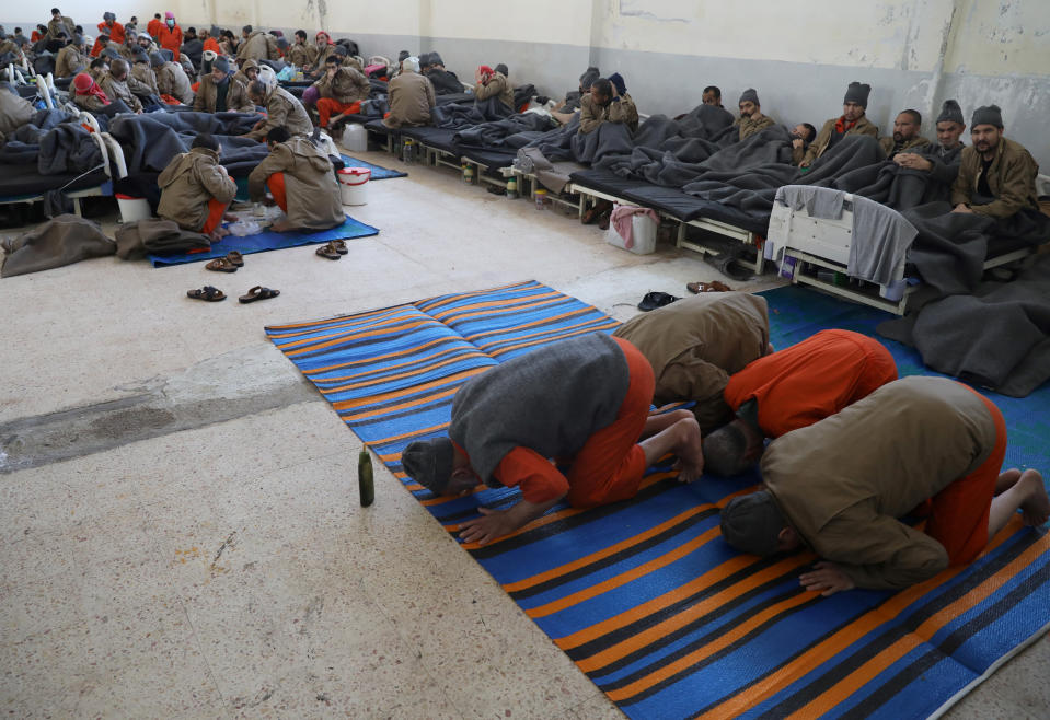 Muchas de estas cárceles se abrieron de forma improvisada para solucionar el problema de la falta de espacio. Es el caso de la de Hasaka, que era una antigua escuela. (Foto: Goran Tomasevic / Reuters).