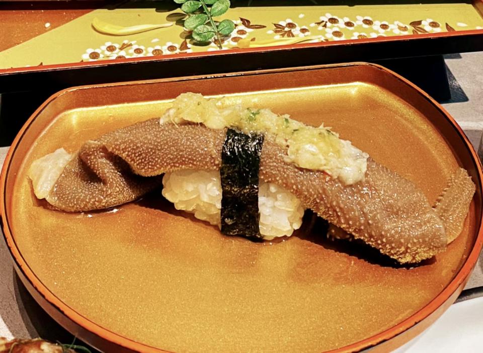 有食店推出「腦花壽司」（又稱戀愛腦壽司）以及毛肚壽司