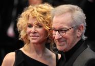 <p>Regisseur heiratet Schauspielerin: Nicht originell, aber bei Steven Spielberg und Kate Capshaw klappt das bereits seit 1991. Sie lernten sich beim Dreh zu "Indiana Jones und der Tempel des Todes" kennen. Die zwei pflegen ein quirliges Familienleben mit sieben Kindern: drei leibliche, zwei adoptierte, und je ein Kind brachten Capshaw und Spielberg aus vorherigen Ehen mit ein. (Bild: Gareth Cattermole/Getty Images)</p> 