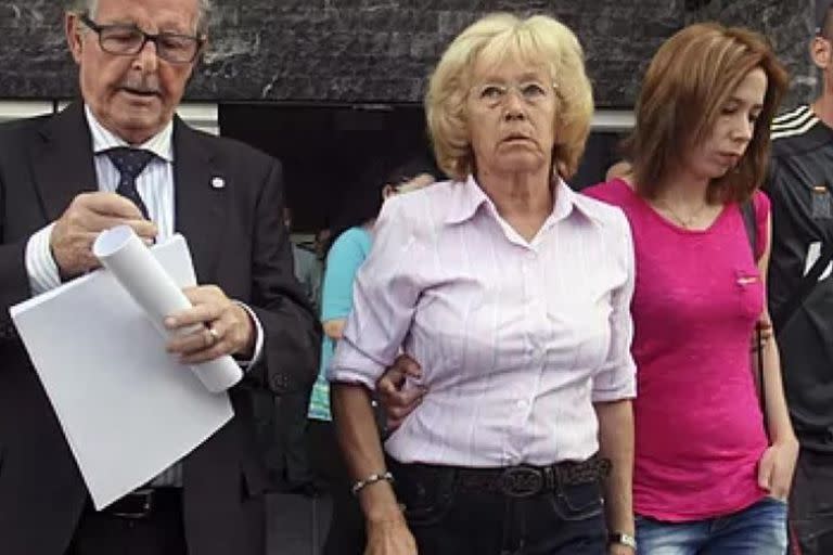 María del Carmen García, centro, junto a su abogado Joaquín Galant y su hija Verónica (Foto:EFE)