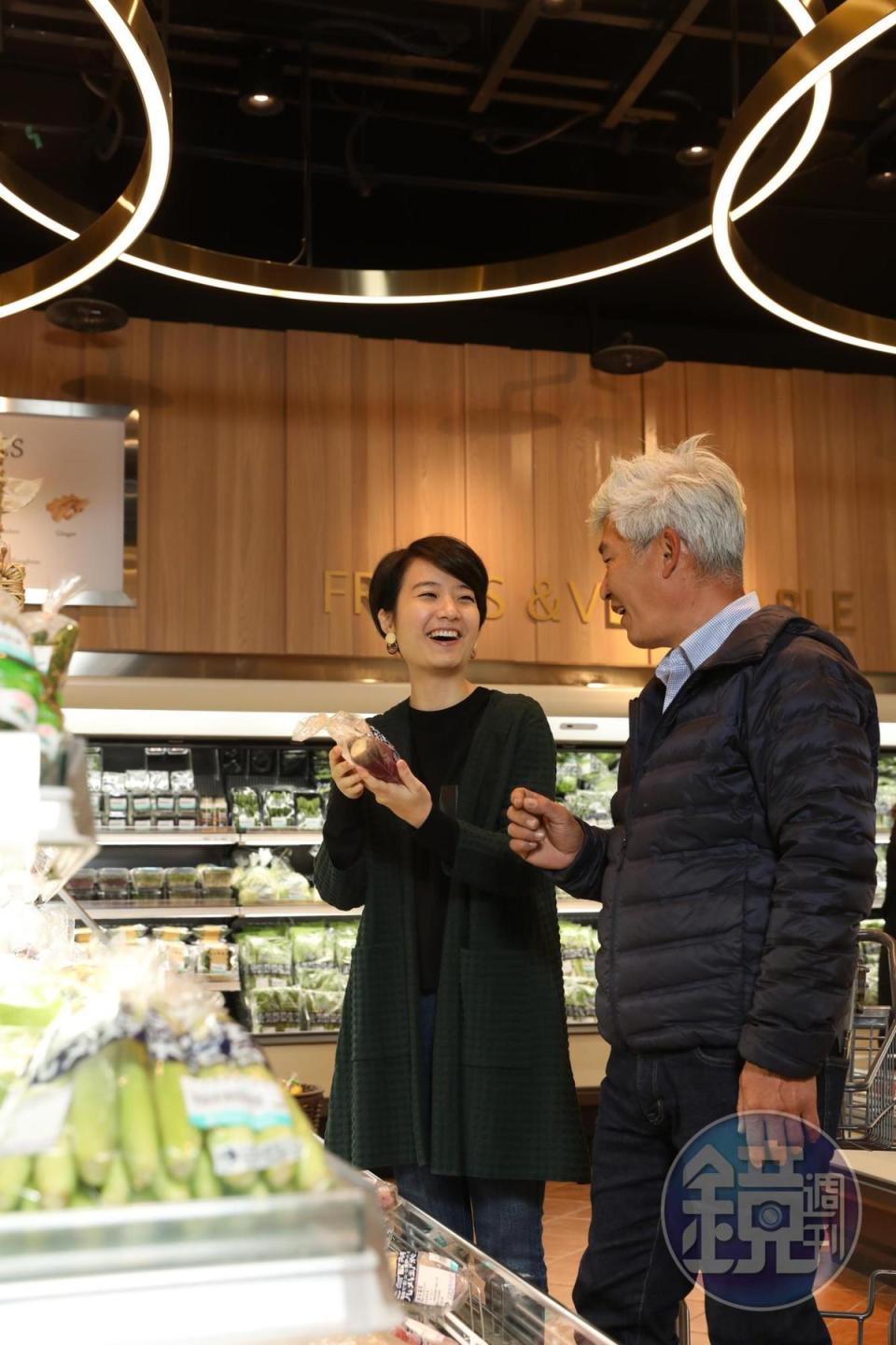 逛微風超市或許有機會遇到台南「元氣家農場」老闆林中智（右），遇到他上架蔬菜時還可以請教蔬菜知識。