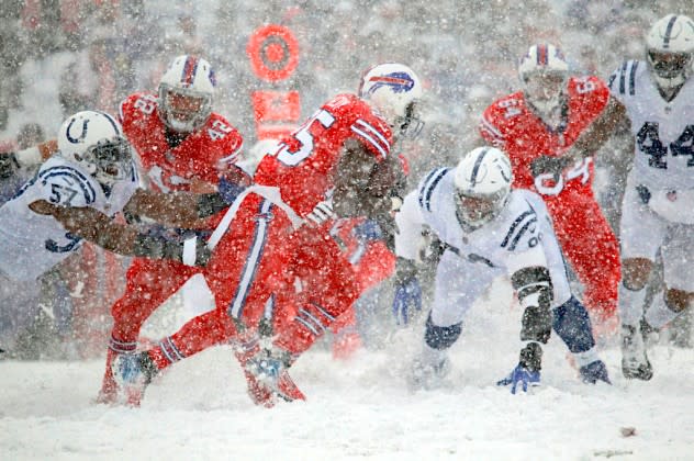 McCoy's record day keys Eagles win in the snow