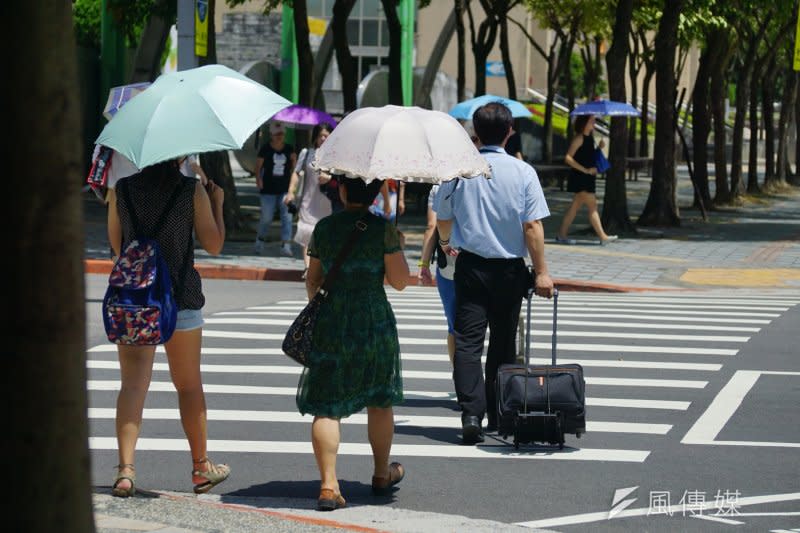 20170728-夏日天氣炎熱，民眾紛紛撐傘遮陽。（盧逸峰攝）