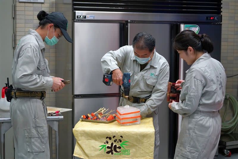 保育員運用零碎時間趕工幫大貓熊製作生日蛋糕。（圖／翻攝自台北市立動物園官網）