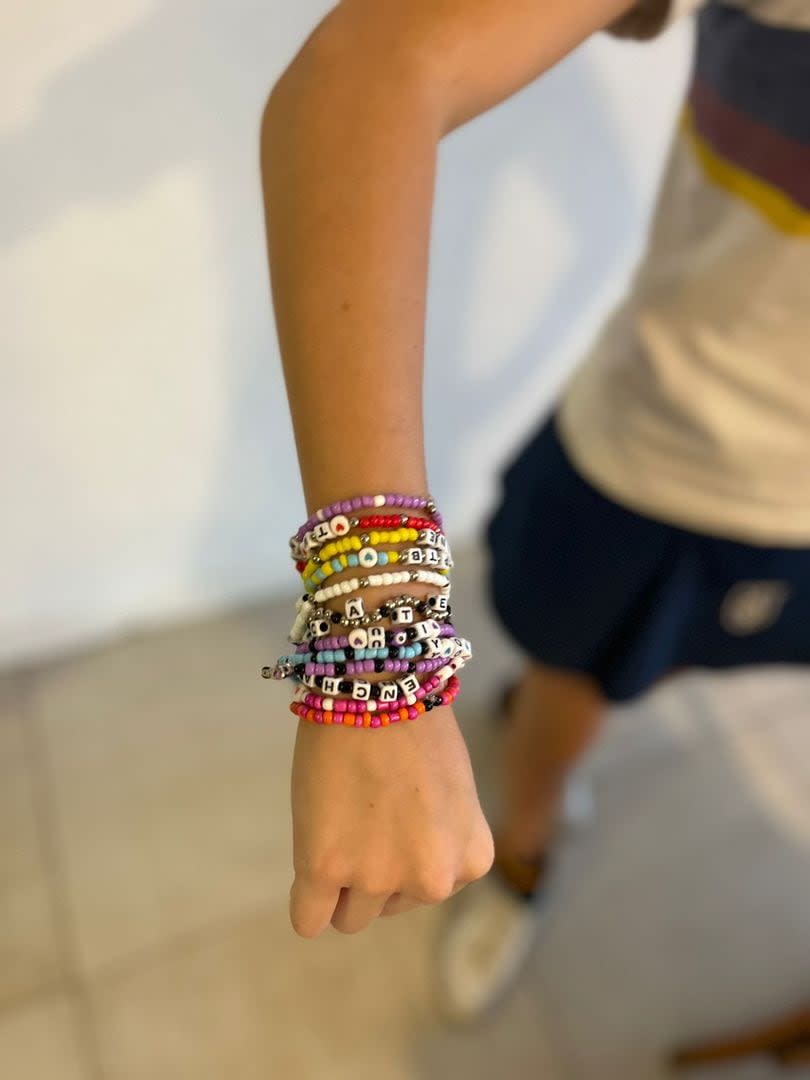 El ritual que comenzó en la primera parte del tour de Taylor lo implementaron sus fans, que armaron pulseras con palabras ligadas al universo de la cantautora, desde “All Too Well” hasta “Lover”