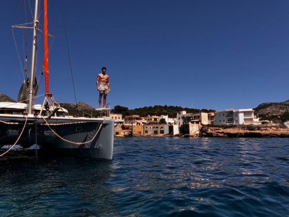 Sebastián Yatra, antes de lanzarse a las aguas del Mediterráneo