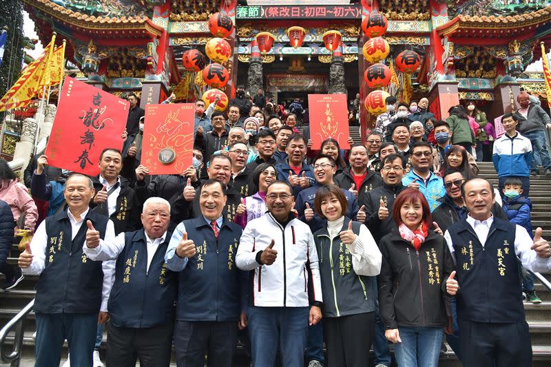 侯友宜至三重義天宮參拜，向市民獻上新年祝福。（圖／新北市府提供）