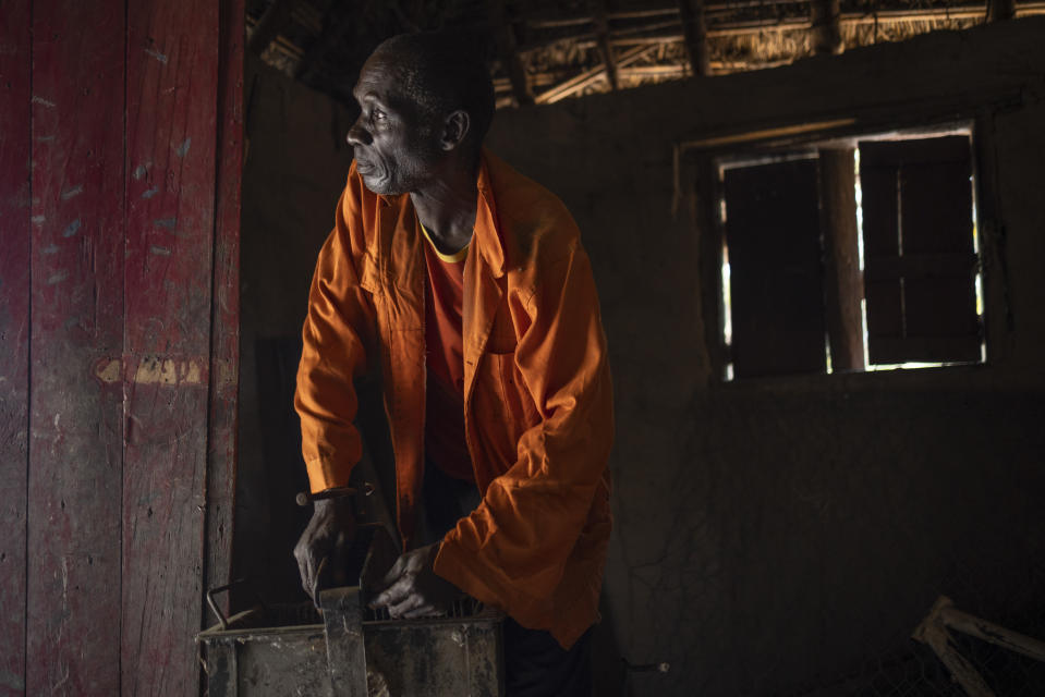 Bernard Mutondo, quien solía ser cazador furtivo de elefantes dentro del Parque Nacional de North Luangwa, con el equipo de apicultura que le regalaron los Owens y ahora necesita reparación, en su casa en la aldea de Lushinga, Zambia, el 31 de agosto de 2022. (Gulshan Khan/The New York Times)
