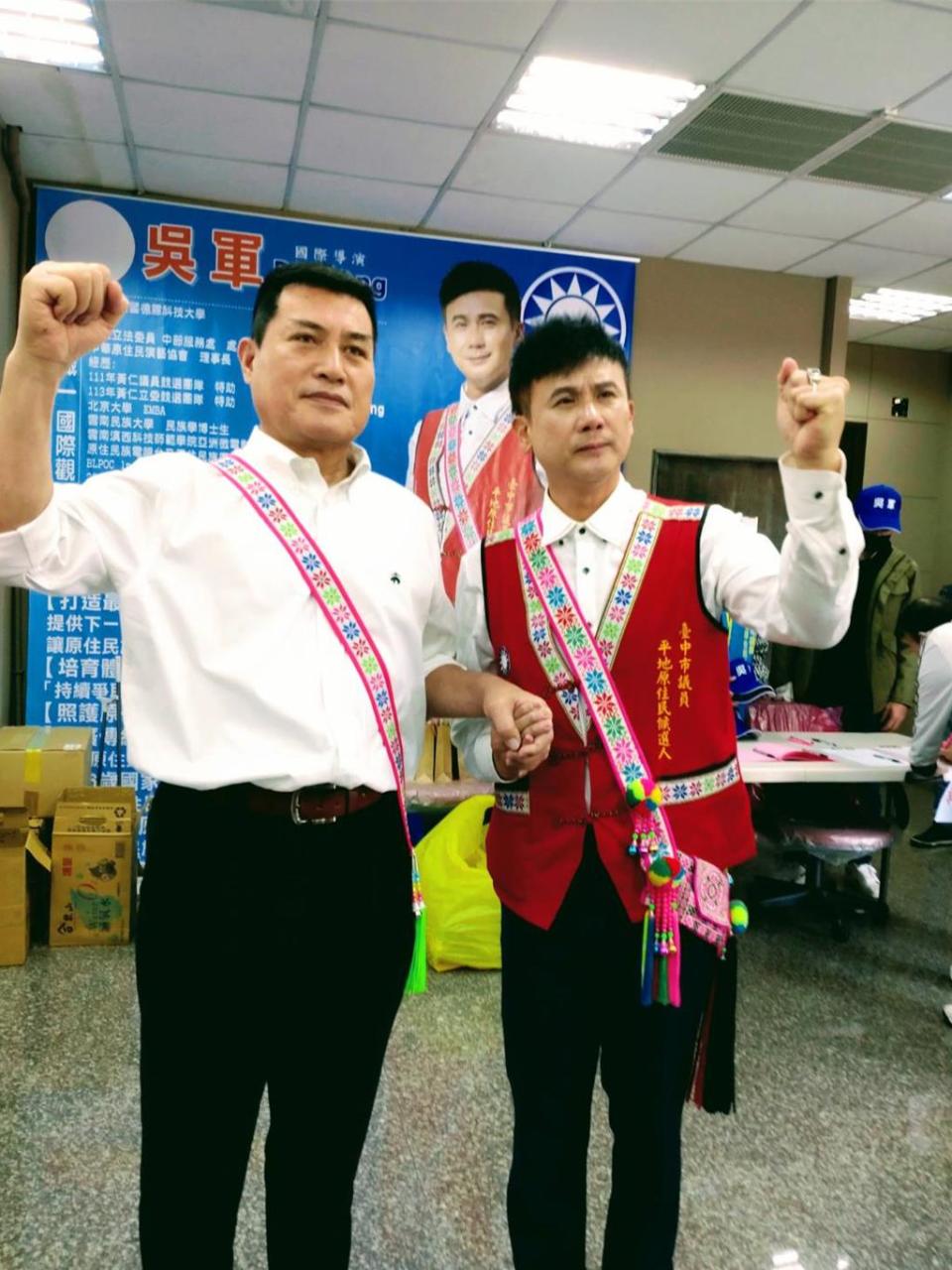新科立委黃仁(左)服務處長吳軍(右)，宣布參與台中市平地原住民市議員補選。圖／曾麗芳