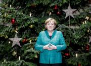 <p>Bundeskanzlerin Angela Merkel steht im Bundeskanzleramt vor einer 18 Jahre alten und 15 Meter hohen Nordmanntanne. In einer Zeremonie nahmen Merkel, Kanzleramtschef Altmaier und die Integrationsbeauftragte Özoguz drei Nordmanntannen entgegen. Die Bäume stammen aus Niedersachsen, Hamburg und dem Saarland. (Bild: Kay Nietfeld/dpa) </p>