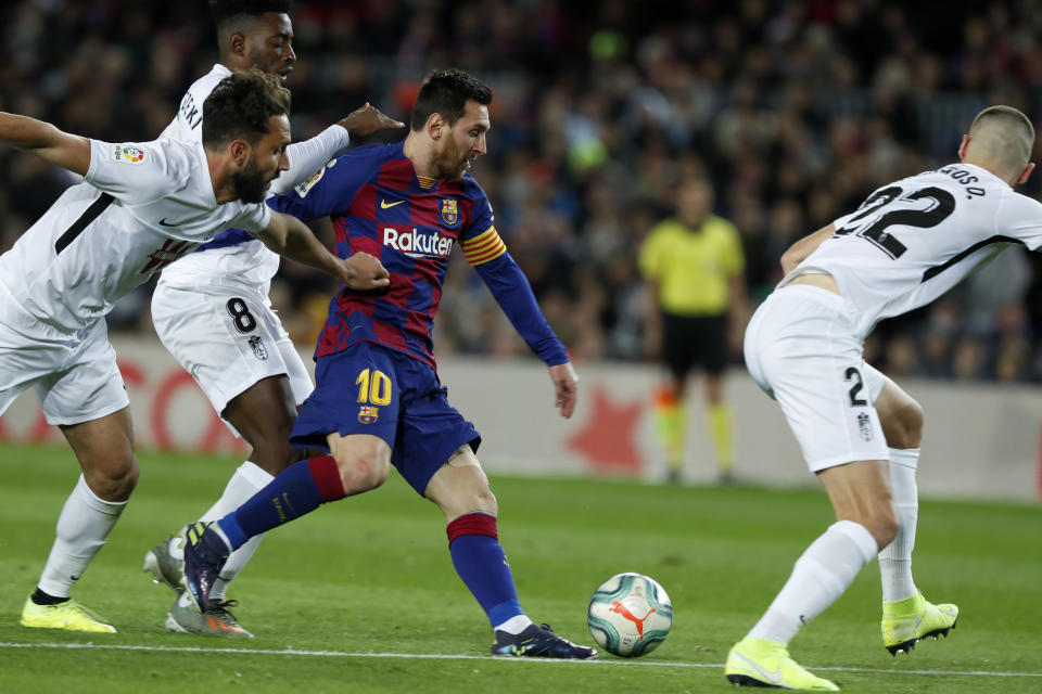 Lionel Messi del Barcelona es perseguido por jugadores del Granada en el partido de la liga española en Camp Nou el 19 de enero del 2020. (AP Photo/Joan Monfort)