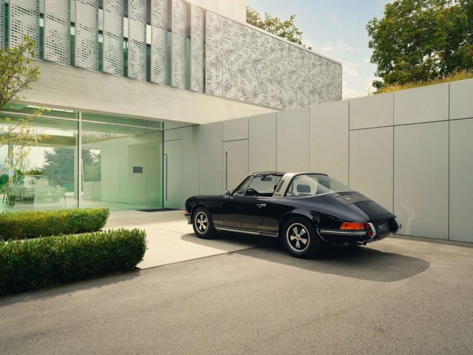 911 S 2.4<br>Targa外觀和內裝均以黑色為主，帶有鉑金高亮澤的經典側條紋和車側鉑銀色<br>「Porsche Design」字樣 (Platinum)。(圖片來源/ Porsche)