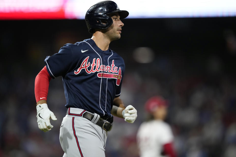 Matt Olson de los Bravos de Atlanta recorre las bases tras batear un jonrón ante los Filis de Filadelfia, el lunes 11 de septiembre de 2023, en Filadelfia. (AP Foto/Matt Slocum)