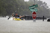 <p>Zwei Männer behelfen sich in Houston mit einem Kayak, um auf den überfluteten Straßen voran zu kommen. Der Süden von Texas versinkt nach dem verheerenden Hurrikan Harvey in den Fluten. Besonders dramatisch ist die Lage in der Millionen-Metropole Houston. (Bild: Mark Mulligan/Houston Chronicle via AP) </p>