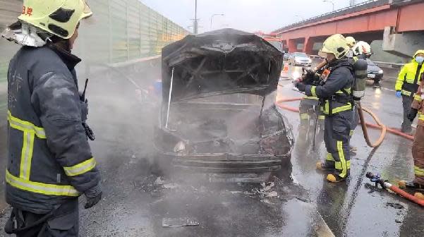 快新聞／國3南向新店匝道口火燒車 車上老夫妻驚險逃生