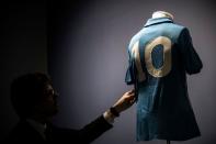 <p>Ti piacerebbe indossare la stessa maglia che ha portato in campo Diego Armando Maradona? Aste Bolaffi a Torino organizzerà un’asta, il 13 dicembre, che sarà un must per tutti gli appassionati di calcio (foto: LaPresse) </p>