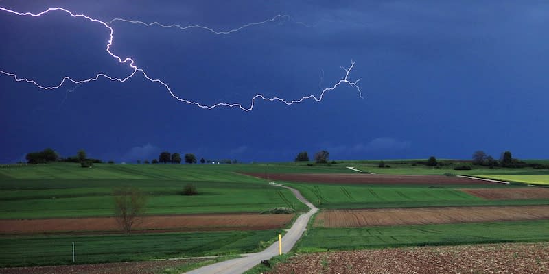 Ein Blitzt zuckt aus einer Gewitterzelle über Kirchheim am Ries. Der Deutsche Wetterdienst kündigte Gewitter für den Südwesten an.<span class="copyright">dpa</span>