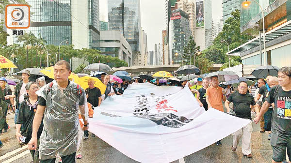 黎智英（前左）多次參與遊行。