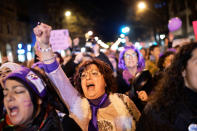 <p>Varias mujeres gritan y levantan el puño durante la movilización de Bilbao (REUTERS/Vincent West) </p>