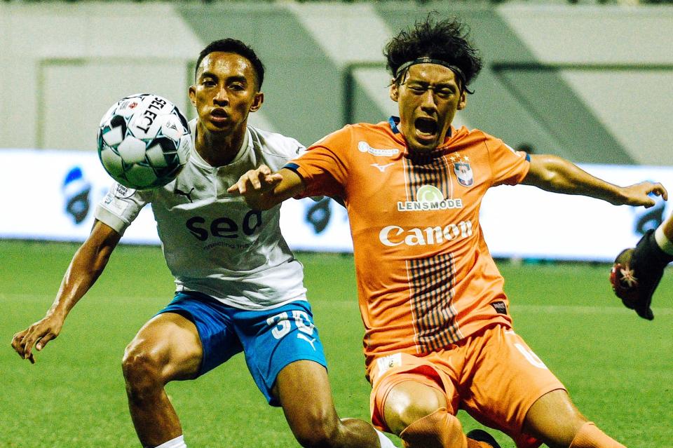 Lion City Sailors' Faris Ramli (left) tussles for the ball with Albirex Niigata Singapore's Yu Tokiwa. (PHOTO: Singapore Premier League)