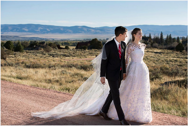 Allison Williams in Oscar de la Renta with Ricky Van Veen. 