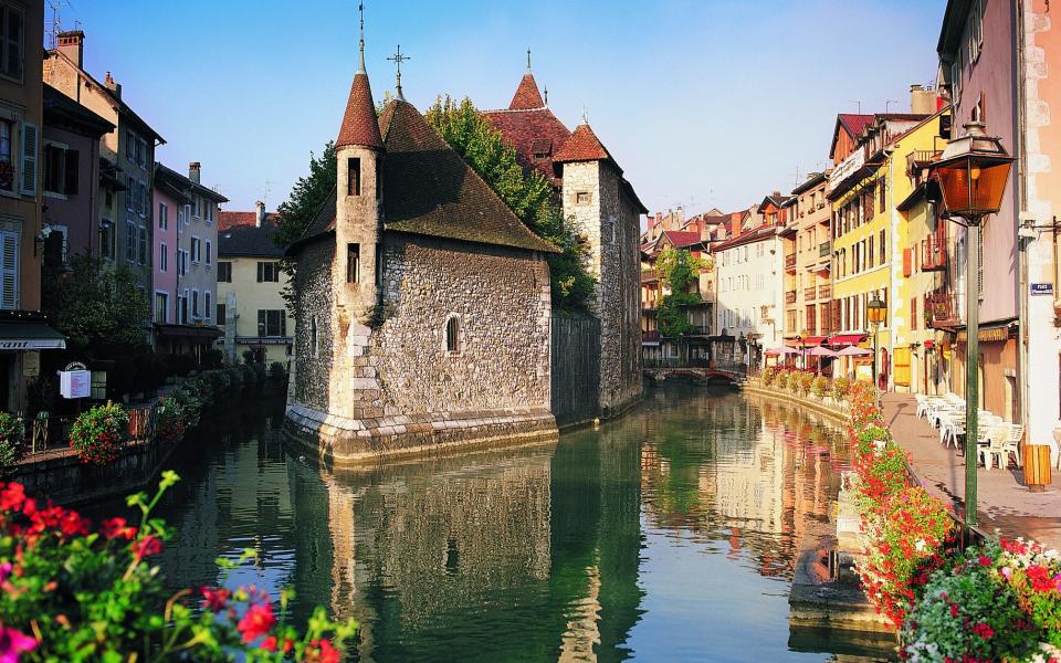 view of river with pastel-coloured houses and flowers - robert harding/Digital Vision 