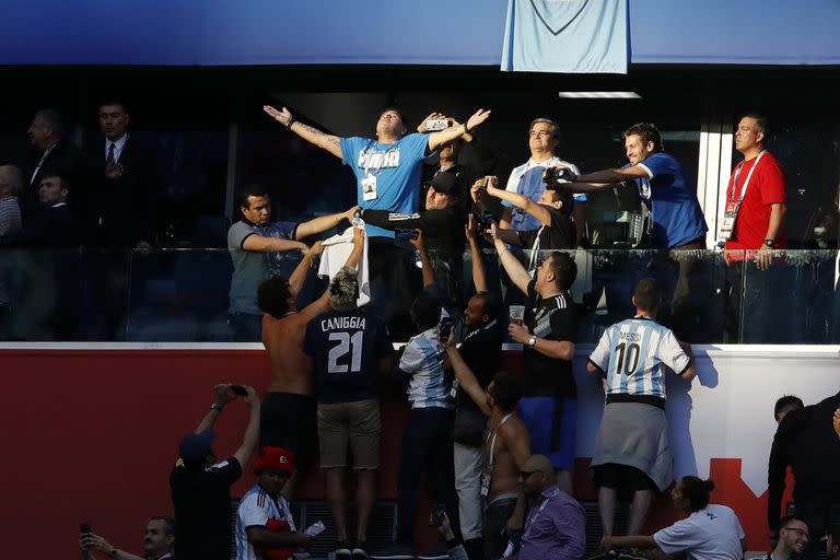 Maradona, en el Mundial de Rusia 2018, iluminado por un rayo de sol