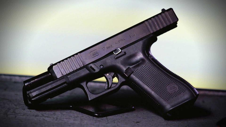 On the night of the shooting, Jasmine Hartin says she and Henry Jemmott had been drinking before going to the pier, where she'd given him a shoulder massage and he'd tried teaching her how to load and unload the magazine and bullets from his Glock 17 service pistol — a weapon like this one. / Credit: CBS News