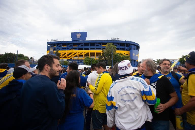 Manifestación en apoyo a Juan Román Riquelme y llamado de elecciones en La Boca.